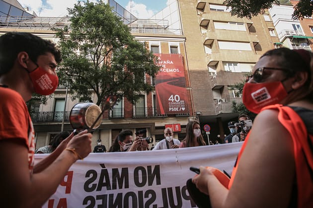 Cacerolada por la regulación del precio de los alquileres frente a la sede del PSOE