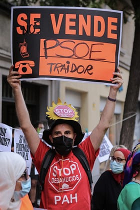 Cacerolada por la regulación del precio de los alquileres frente a la sede del PSOE