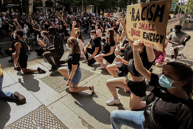 Miles de personas se manifiestan contra el racismo en las instituciones