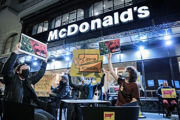 Acción de Animal Rebellión en el McDonalds de Gran Vía