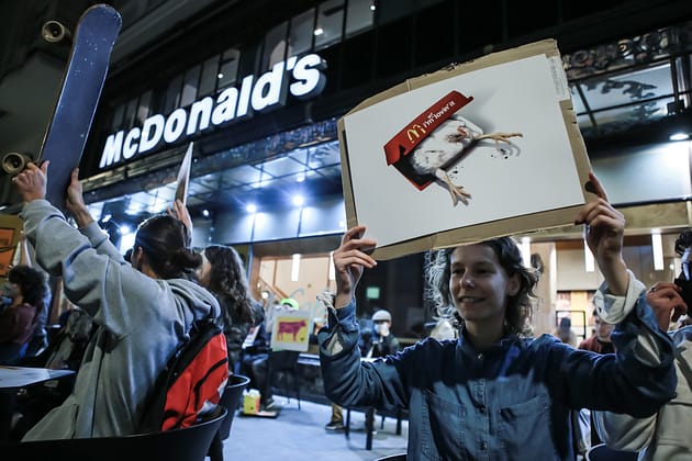 Acción de Animal Rebellión en el McDonalds de Gran Vía