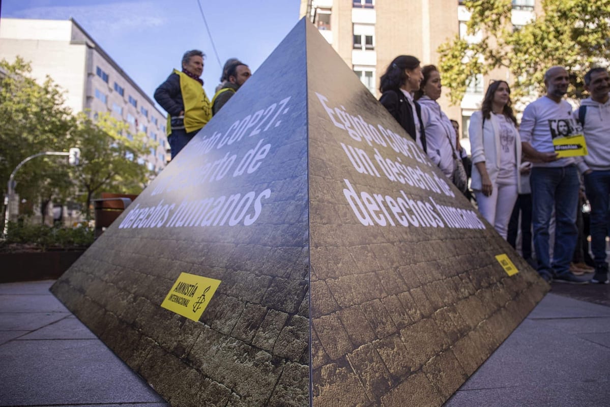 Pirámide instalada frente a la Embajada de Egipto en Calle Velázquez de Madrid.