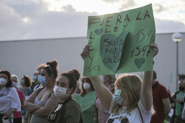 Trabajadoras del Hospital de Móstoles se concentran contra las condiciones precarias de trabajo