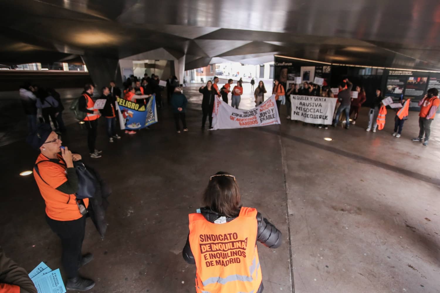 Protesta ante Caixabank por las subidas abusivas que el banco hace a sus inquilinos