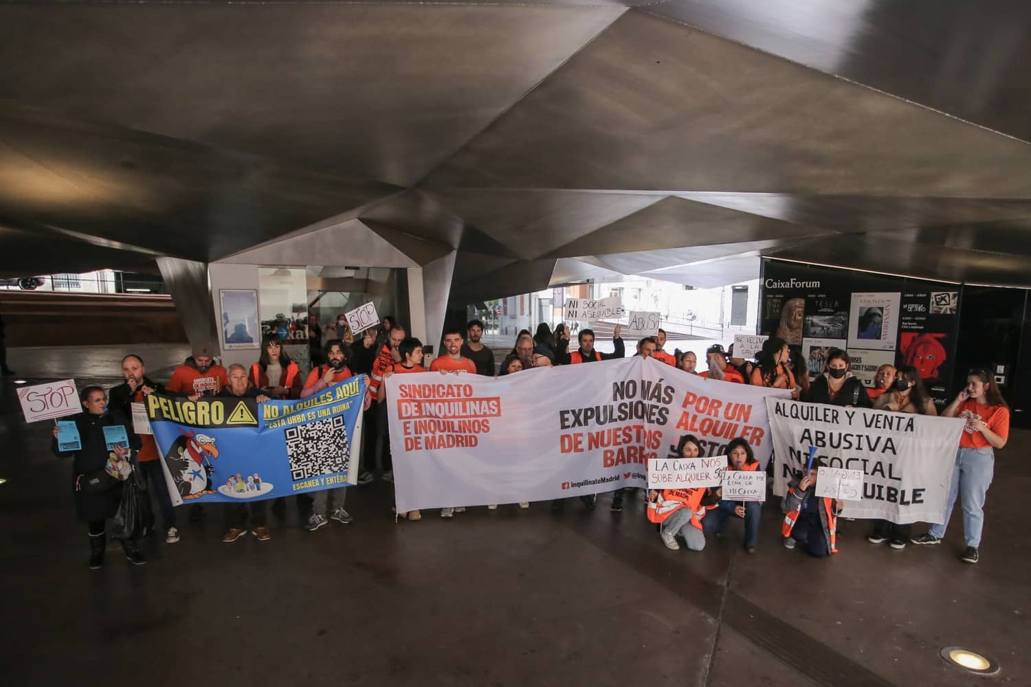 Protesta ante Caixabank por las subidas abusivas que el banco hace a sus inquilinos
